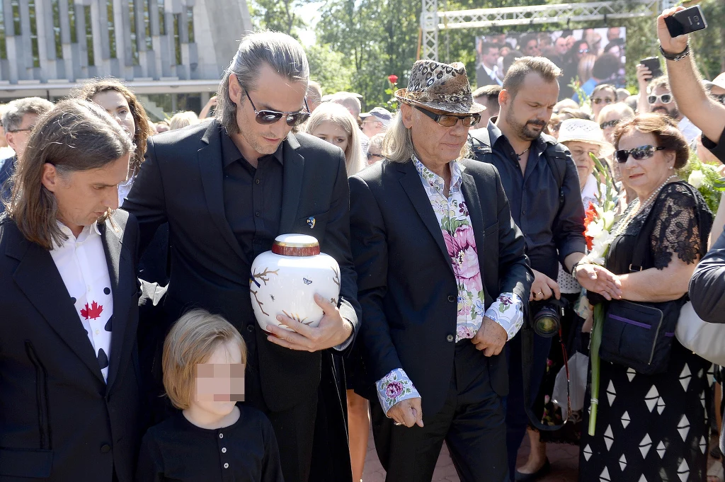 Szymon i Mateusz, synowie Kory, oraz mąż Kamil Sipowicz, fot. Mieszko Piętka, Jordan Krzemiński