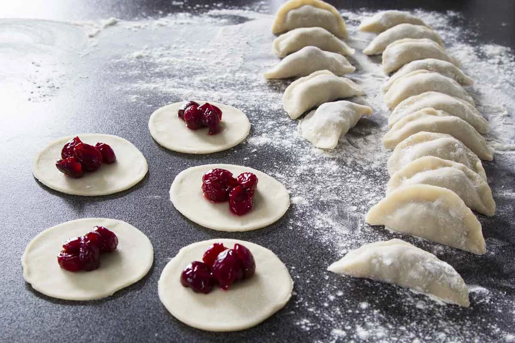 Pierogi z nadzieniem wiśniowym