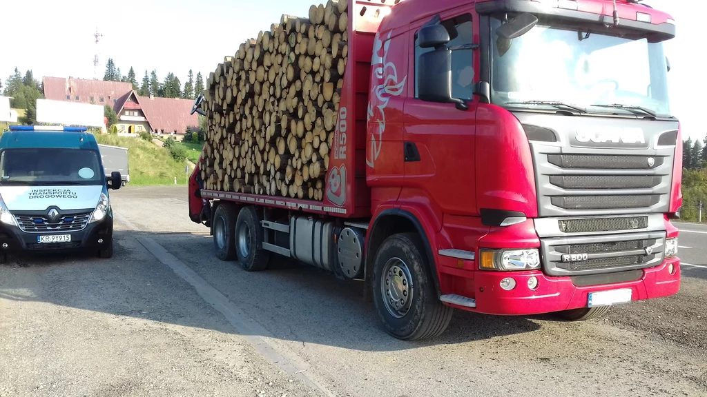 Tak nie należy wozić drewna, a robi się to systematycznie!