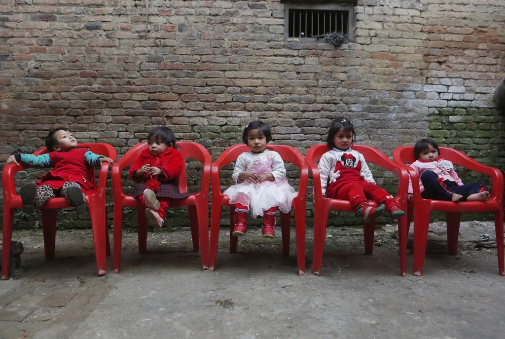 Nepalskie dziewczynki czekające przed świątynią