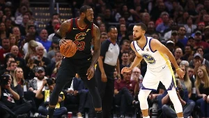 LeBron James (z lewej) i Stephen Curry