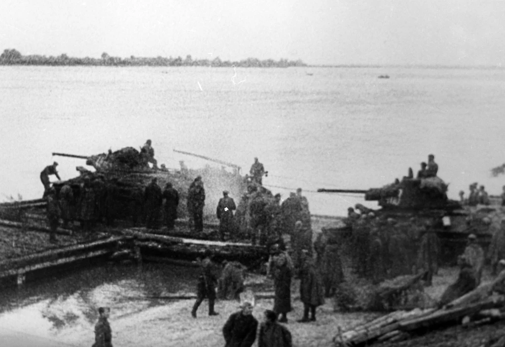 Polskie T-34-76 przekraczają Odrę