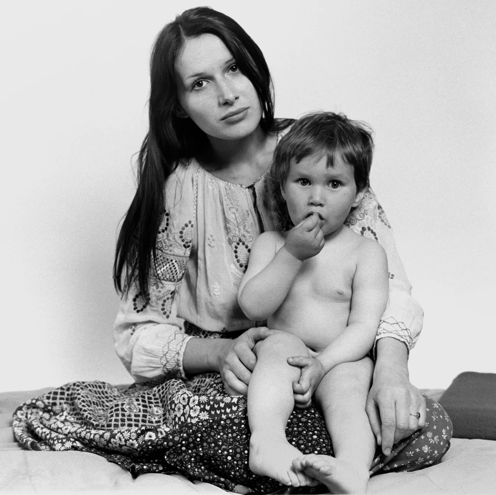 Olga Kora Jackowska z synem Mateusz Jackowskim, zdjęcie ukazało się na okładce Przekroju nr 1520 z okazji dnia matki 26.05.1974