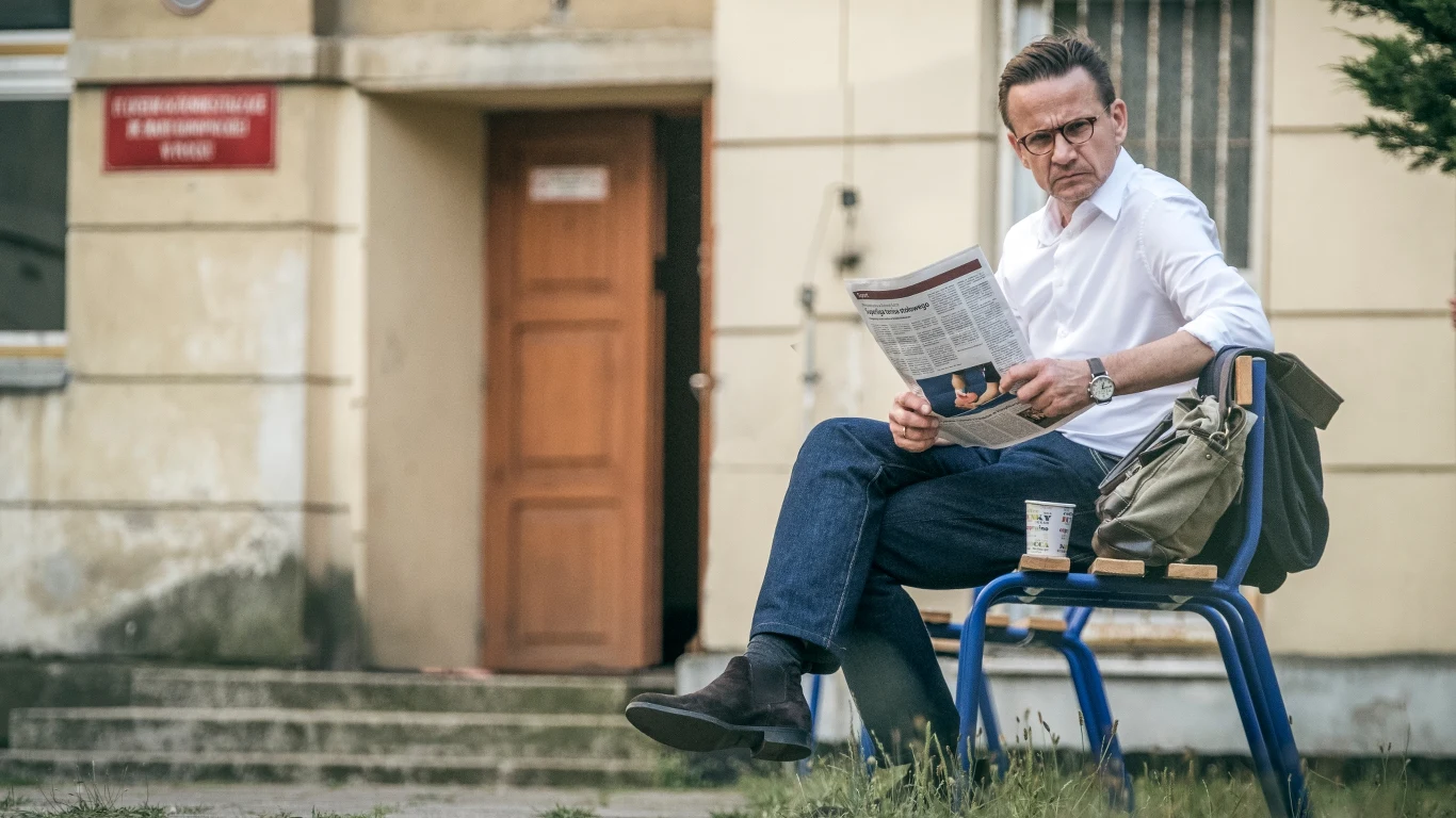 Bartek (Bartłomiej Topa) jest dyrektorem szanowanego liceum i wspólnie z Martą (Magdalena Boczarska), nauczycielką języka polskiego, tworzą pozornie kochające się małżeństwo. Traumatyczne przejścia powodują, że para przeżywa poważny kryzys. Czy uda im się uratować swój związek przed rozpadem?