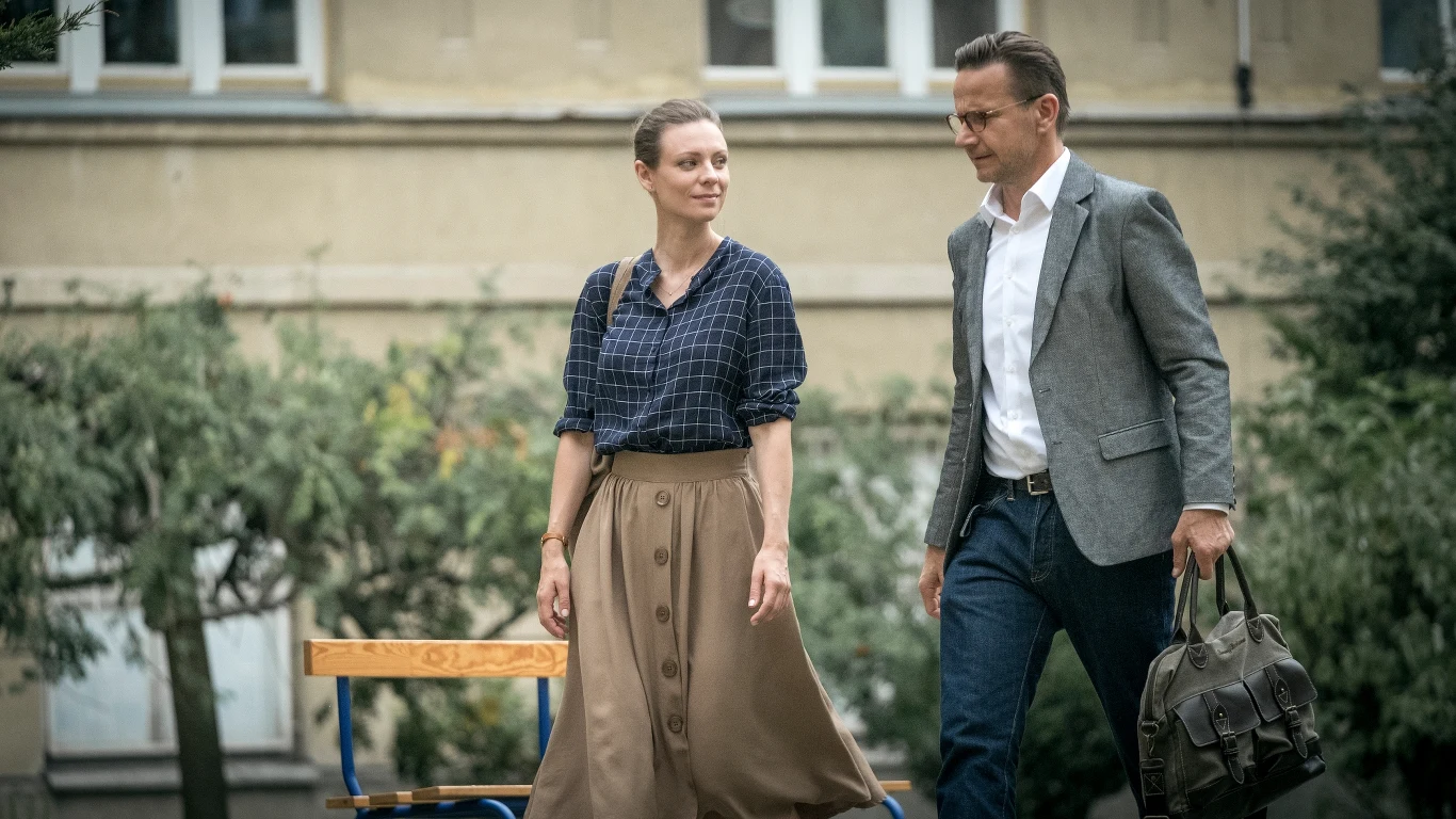 Od 21 października w niedzielne wieczory śledzić będziemy mogli losy bohaterów nowego serialu TVN "Pod powierzchnią". Główne role zagrają: Bartłomiej Topa, Magdalena Boczarska, Łukasz Simlat i Maria Kowalska.