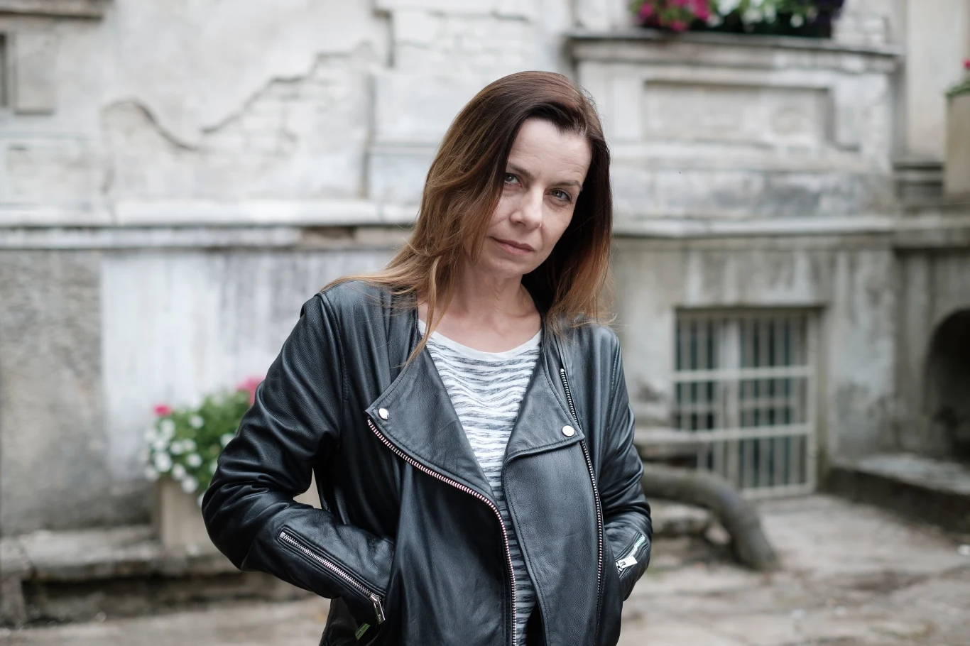 W niedzielę, 9 września, na antenie stacji TVN zadebiutuje nowy serial "Pułapka". W głównej roli zobaczymy Agatę Kuleszę.

Olga Sawicka zmaga się z demonami przeszłości - traumatycznymi przeżyciami, które nie pozwalają jej zaznać spokoju po śmierci męża i przystąpić do pracy nad kolejną powieścią. Szukając inspiracji, trafia na reportaż telewizyjny. Zaginęła Zuza, jedna z podopiecznych domu dziecka.