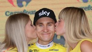 Michał Kwiatkowski w towarzystwie hostess