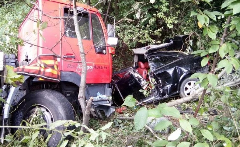 W wypadku zginęły trzy osoby, kierowca Astry jest w stanie ciężkim / Fot: Straż Pożarna