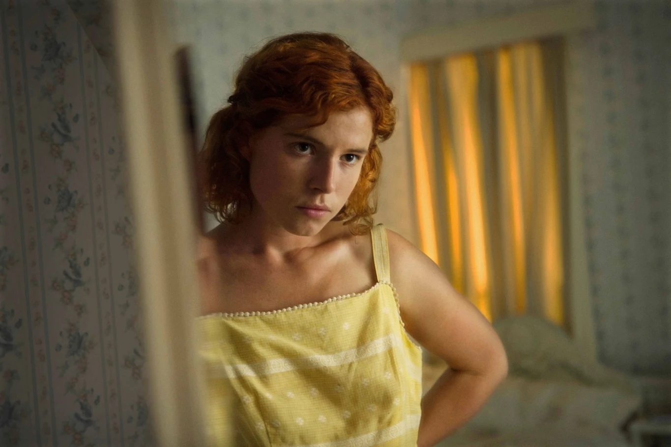 Jessie Buckley w scenie z filmu "Pod ciemnymi gwiazdami"