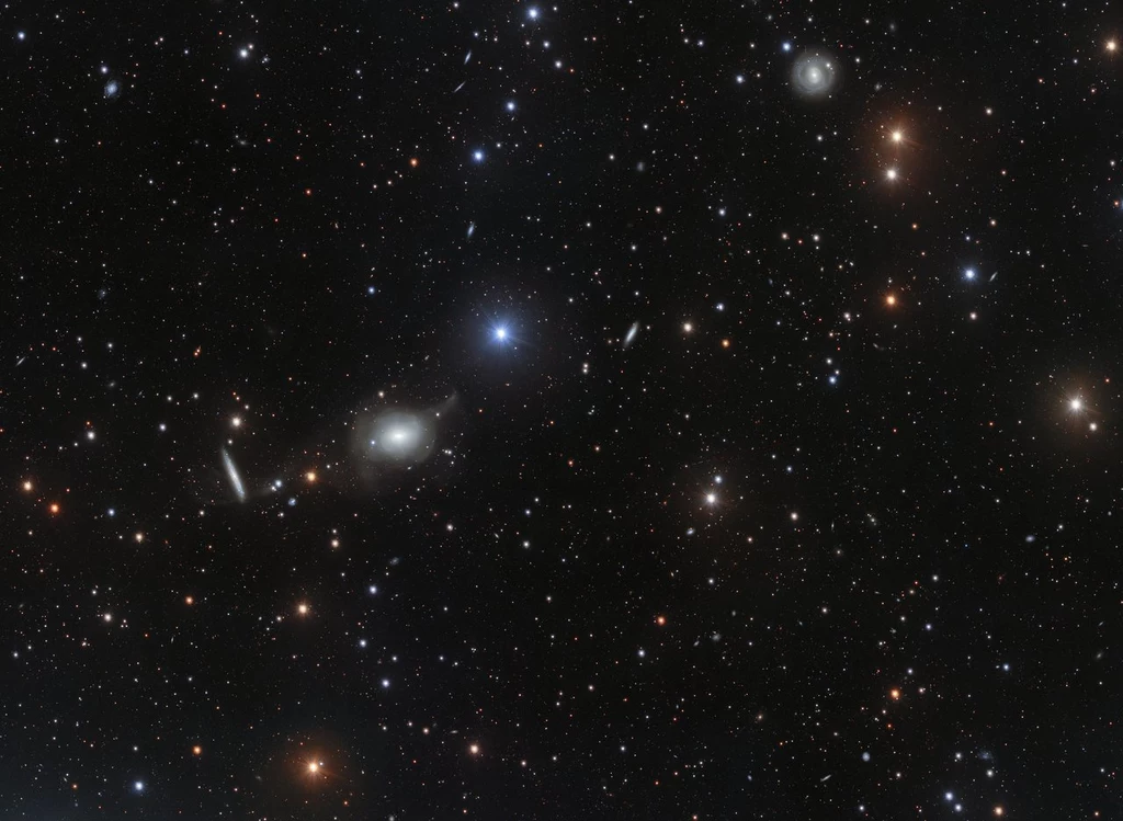 Obraz nieba wokół galaktyki eliptycznej NGC 5018