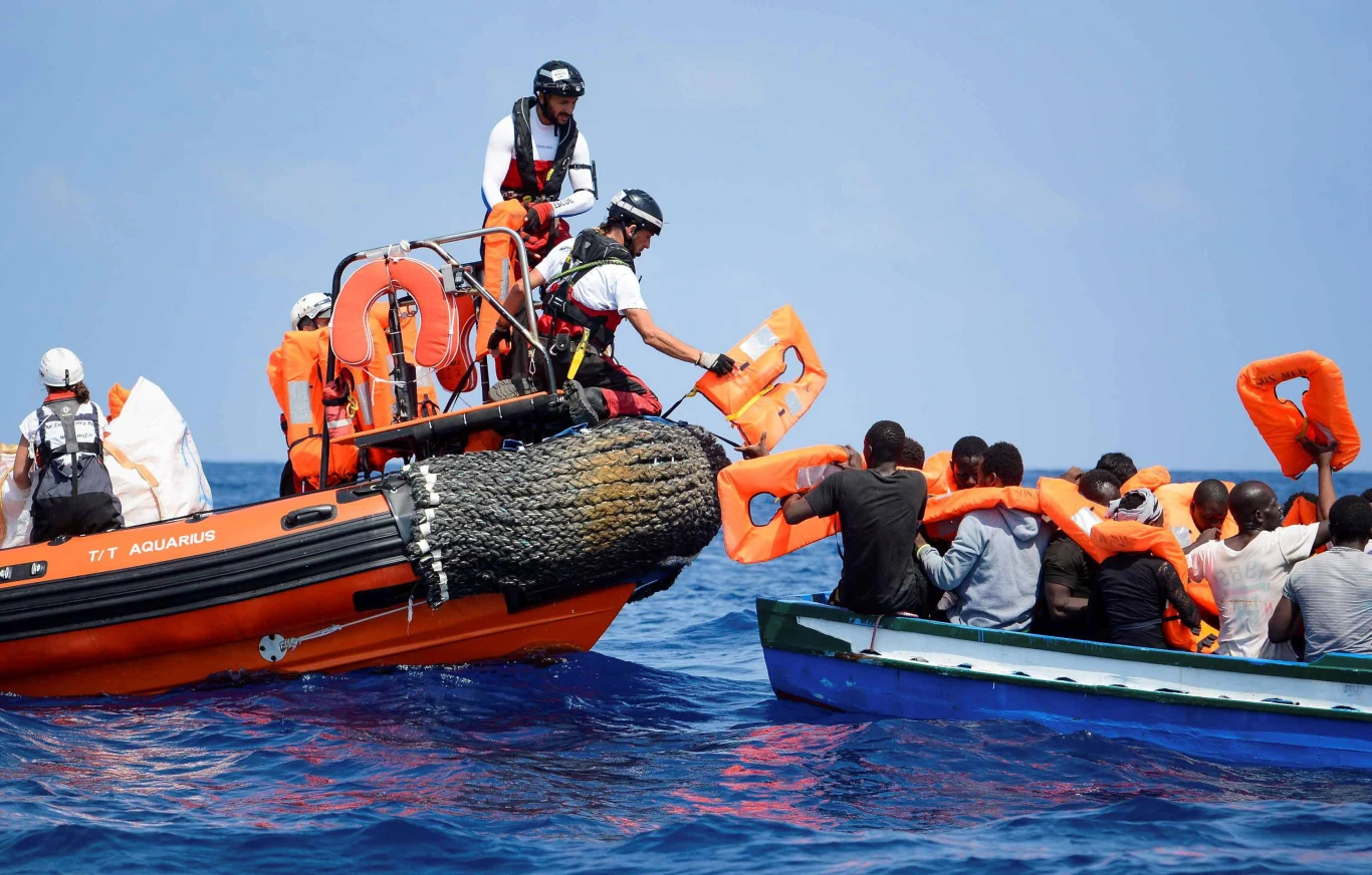 Zdjęcie udostępnione przez Lekarzy bez Granic w dniu 12 sierpnia 2018 r. Pokazuje migrantów uratowanych na Morzu Śródziemnym.