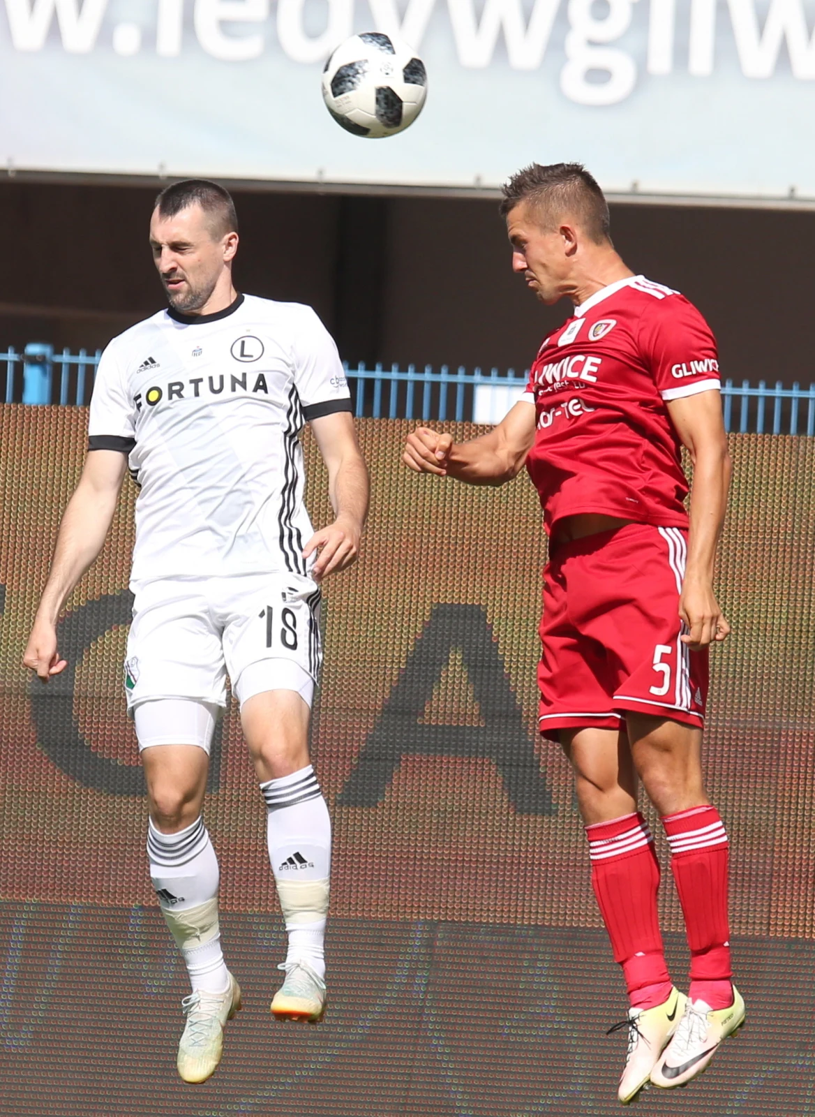 Zawodnik Piasta Gliwice Marcin Pietrowski (z prawej) i Michał Kucharczyk z Legii Warszawa Zawodnik Piasta Gliwice Marcin Pietrowski (z prawej) i Michał Kucharczyk z Legii Warszawa