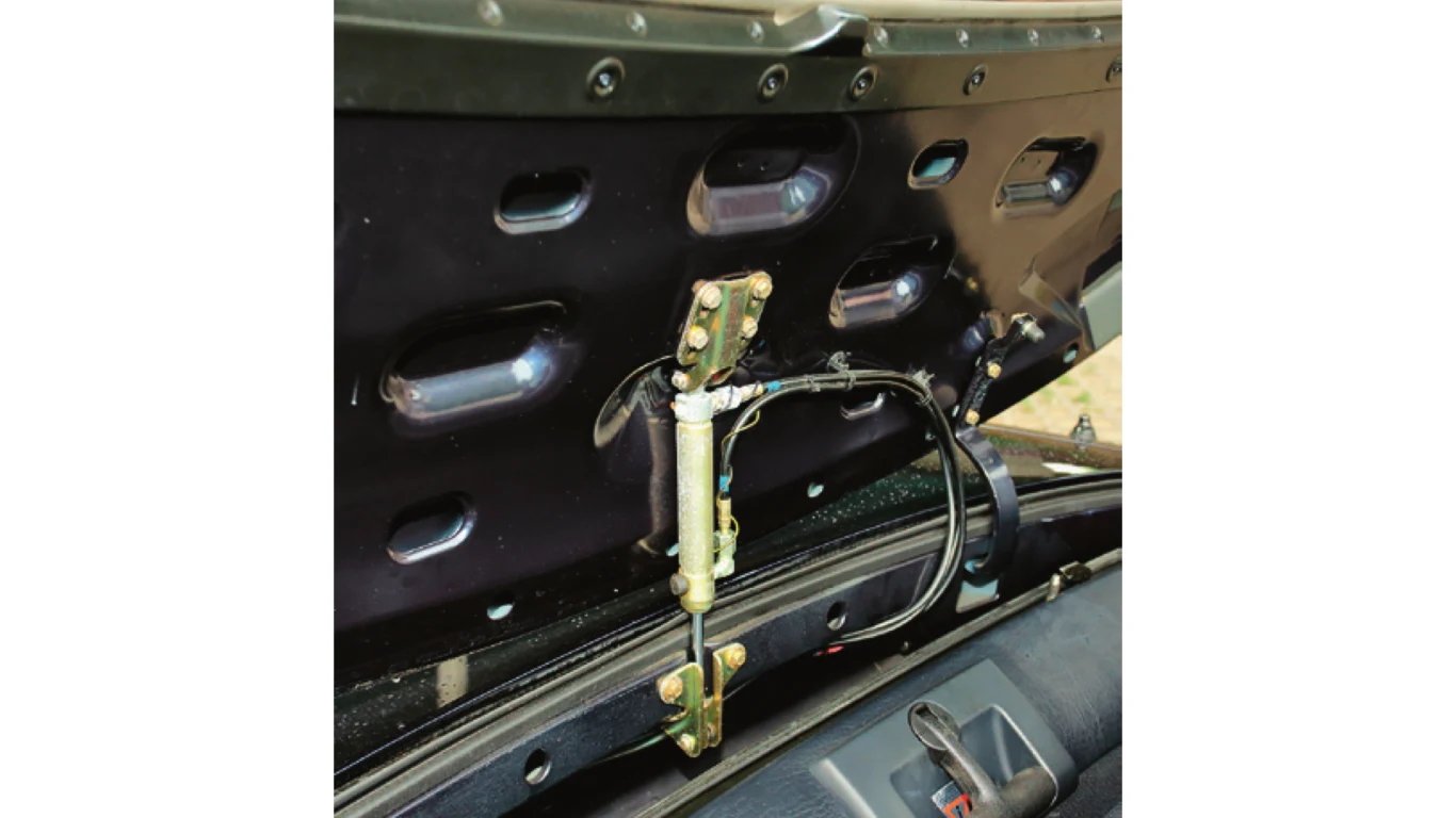 Awarie hydrauliki dachu czasami się zdarzają, można go na szczęście otwierać ręcznie. 