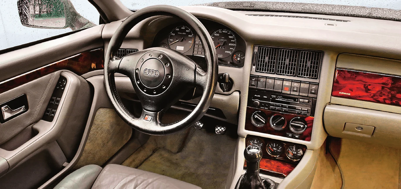 Elegancka prostota i wzorcowa solidność. Klimatyzacja jest bardzo wydajna (oferowano tylko manualną). Uszczelki bezramkowych szyb mogą po latach być przyczyną hałasu, warto je wymienić.