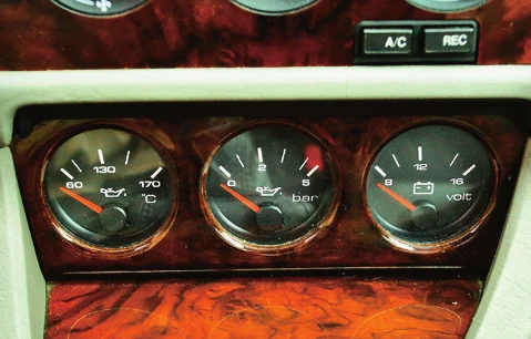 Wskaźniki temp. i ciśnienia oleju oraz ładowania zarezerwowano dla odmiany V6. 