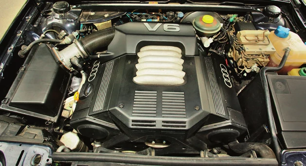 Silnik V6 szczelnie wypełnia komorę, trzeba bardzo dbać o sprawność wentylatora chłodnicy.