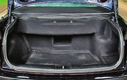 Bagażnik ma tylko 230 l pojemności. Otwór na narty był opcjonalny.