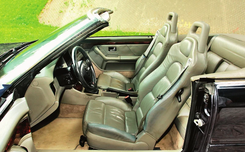 Świetne fotele Recaro z wbudowanym pałąkami przeciwkapotażowymi wymusiły wzmocnienie podłogi.