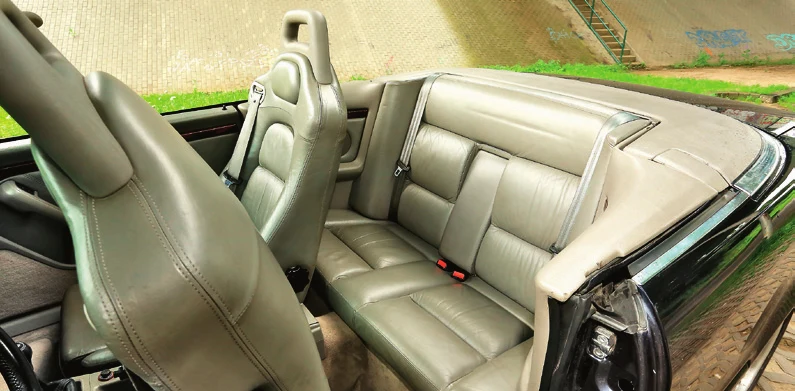 Kanapa z tyłu jest, ale przez brak miejsca na nogi należy ją traktować awaryjnie, wsiada się też niewygodnie.