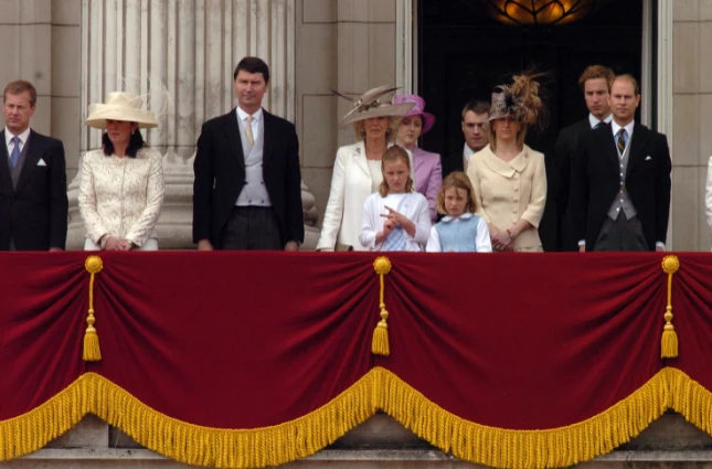 Zdjęcie na balkonie pałacu Buckingham. Od lewej Lord Ivar & Lady Penny Mountbatten/ fot. REX/Shutterstock