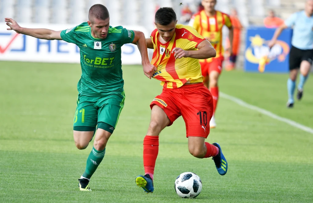 Zawodnik Korony Kielce Ivan Jukic (P) i Maciej Pałaszewski (L) ze Śląska Wrocław Zawodnik Korony Kielce Ivan Jukic (P) i Maciej Pałaszewski (L) ze Śląska Wrocław