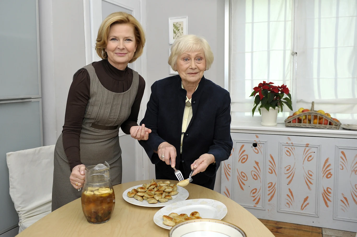 Barbara Bursztynowicz i Kazimiera Utrata na planie serialu "Klan" Barbara Bursztynowicz i Kazimiera Utrata na planie serialu "Klan"