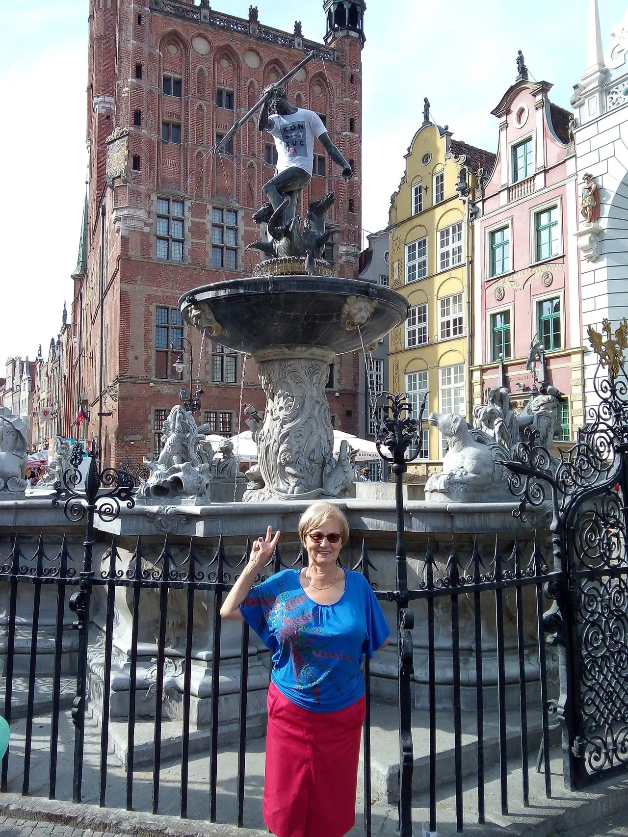 Danuta Wałęsa pod fontanną Neptuna w Gdańsku Danuta Wałęsa pod fontanną Neptuna w Gdańsku