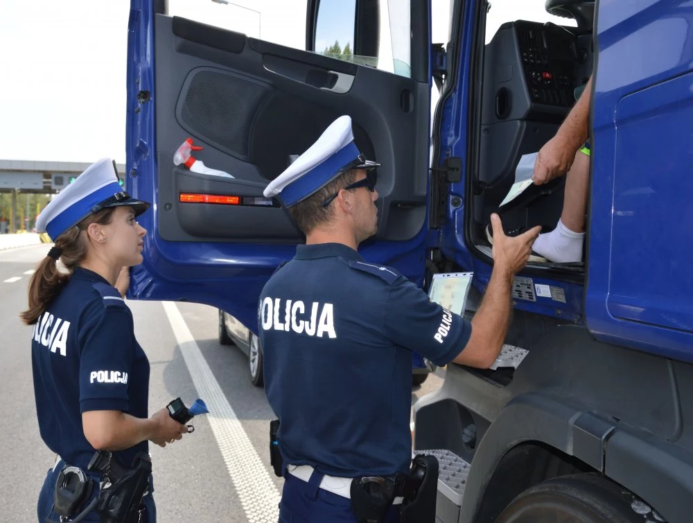 Policjanci częściej niż zwykle kontrolują ciężarówki