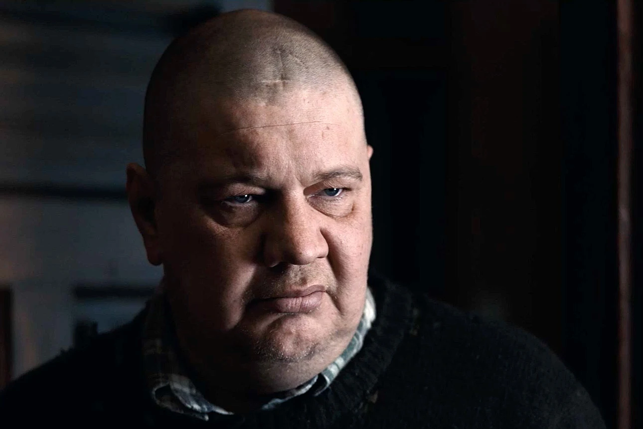 Marek Dyjak pojawi się w roli Haśnika - właściciela rzeźni i stancji, w której pomieszkiwała zamordowana razem z Grochowiakiem prostytutka. To jego córka znalazła ciała ofiar w pobliskim lesie. 