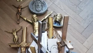 Znalezione w mieszkaniu 30-latka krzyże