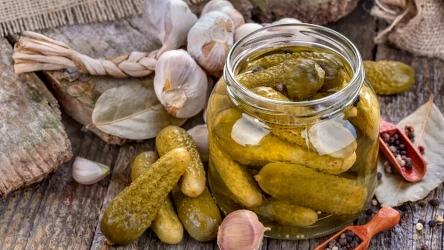 Tego nigdy nie dodawaj do kiszenia ogórków. Wyjdą miękkie i nijakie