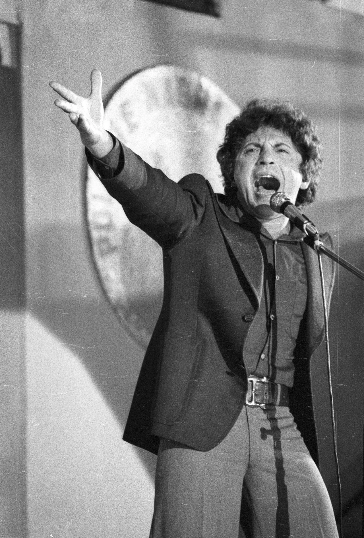 Krzysztof Cwynar podczas Festiwalu Piosenki Żołnierskiej w Kołobrezgu, 1977 r. Krzysztof Cwynar podczas Festiwalu Piosenki Żołnierskiej w Kołobrezgu, 1977 r.