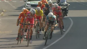 Kolarze na finiszu czwartego etapu wyścigu Dookoła Węgier