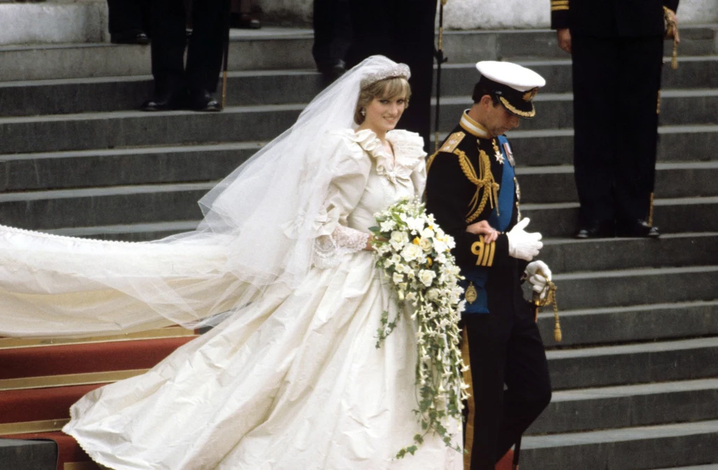 Gdy księżna Diana w 1981 roku kroczyła do ołtarza, by poślubić księcia Karola, miała na sobie bodaj jedną z najbardziej efektownych sukien ślubnych w historii.