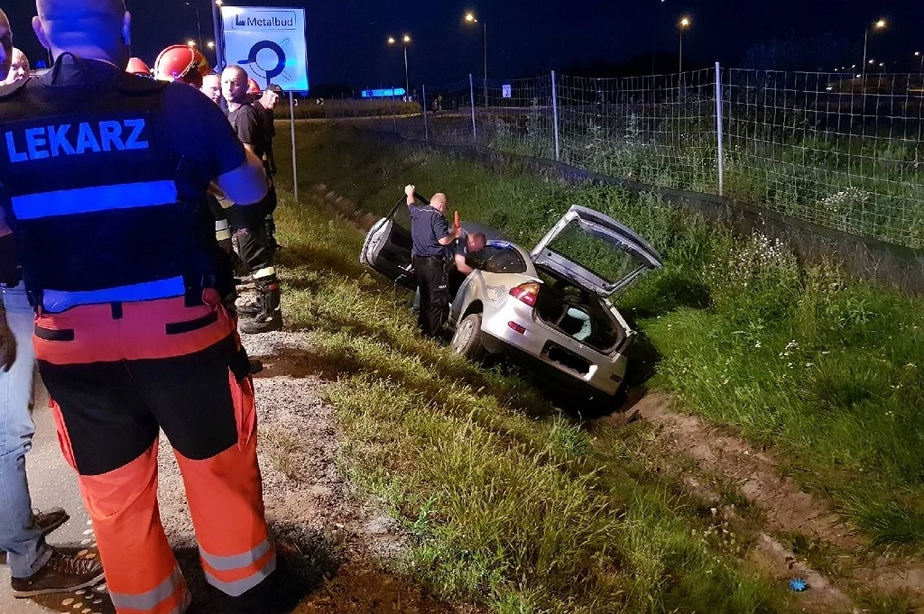 Mężczyzna zostawił dziecko w rozbitym aucie i próbował uciekać pieszo...