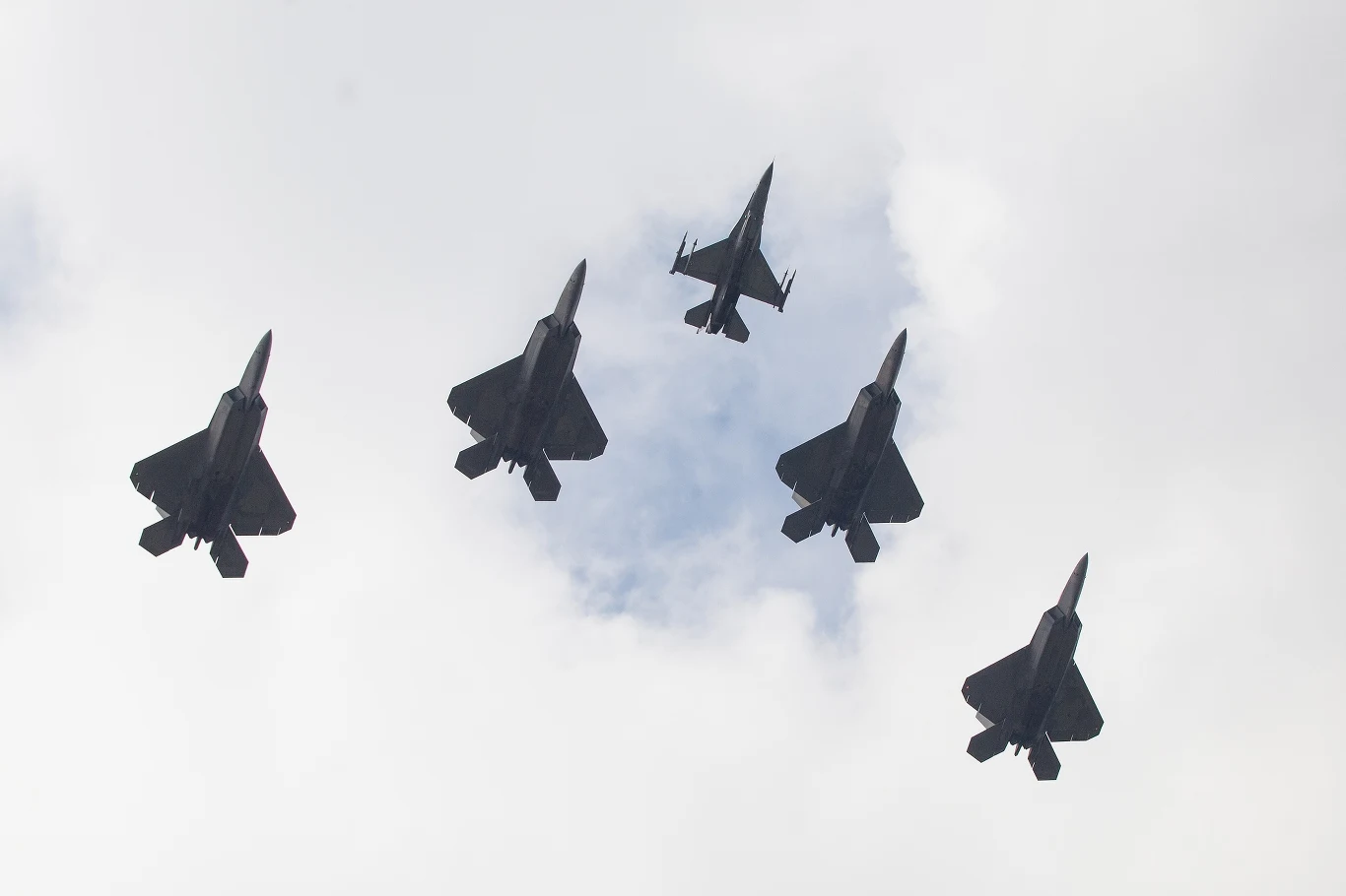 F-16 w towarzystwie czterech F-22. Wymowne... F-16 w towarzystwie czterech F-22. Wymowne...
