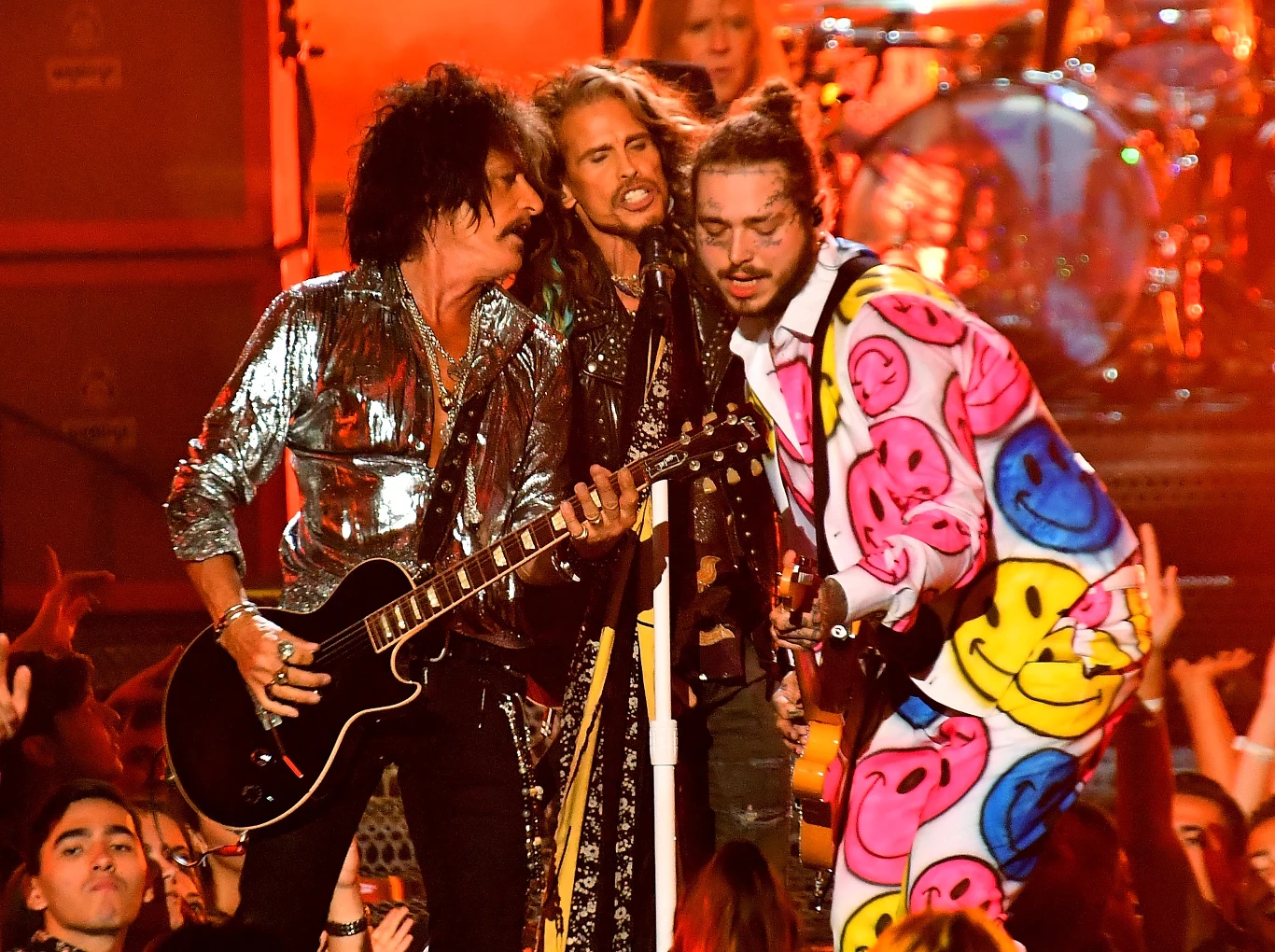 Joe Perry i Steven Tyler z Aerosmith na scenie z Post Malone Joe Perry i Steven Tyler z Aerosmith na scenie z Post Malone