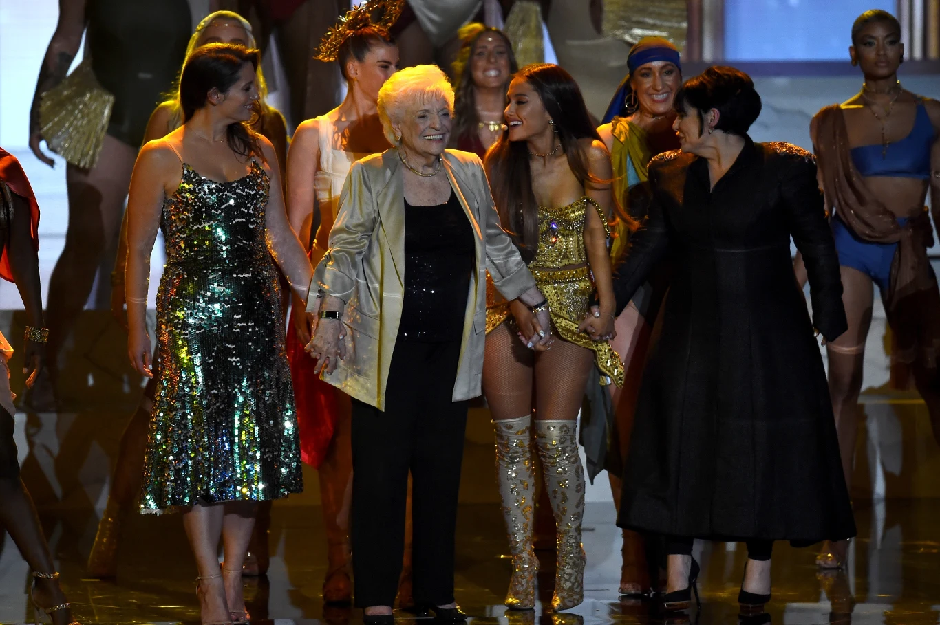 Ariana Grande na scenie z kobietami ze swojej rodziny Ariana Grande na scenie z kobietami ze swojej rodziny