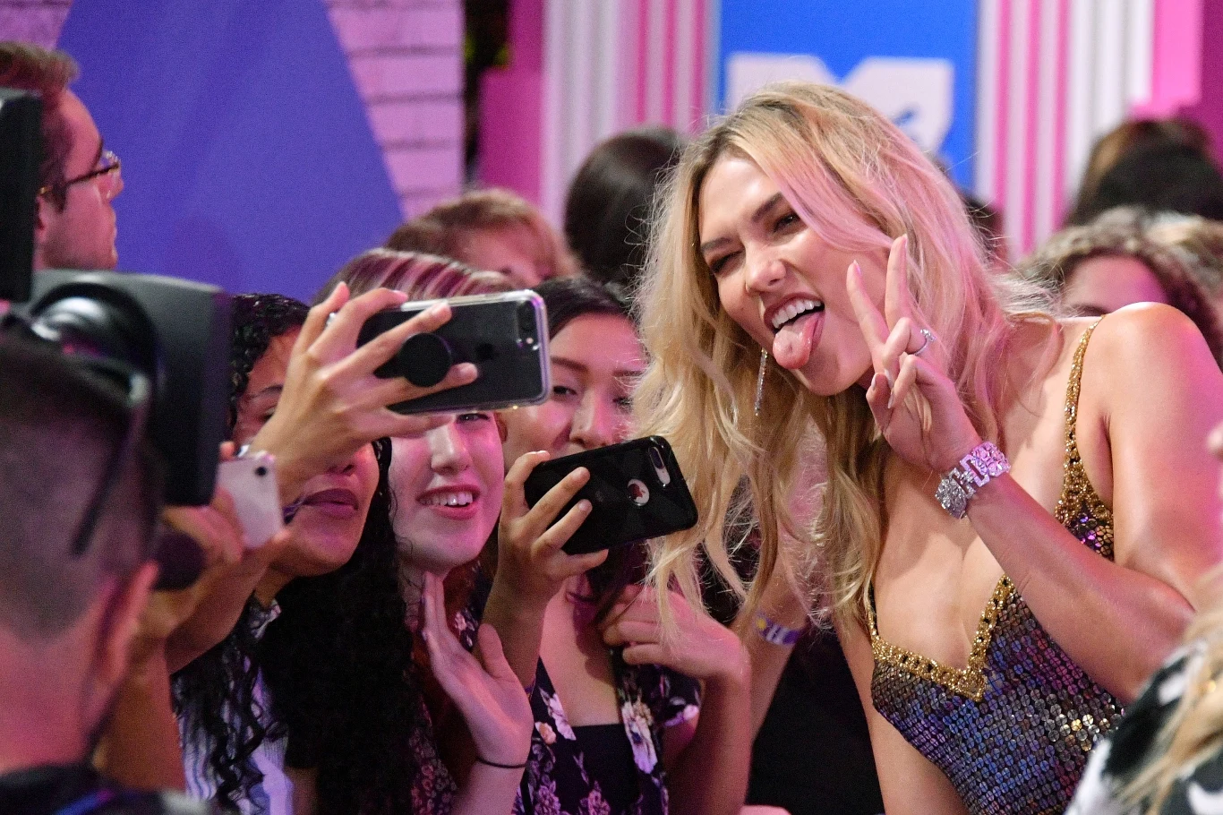W poniedziałek, 20 sierpnia, w Nowym Jorku, odbyła się ceremonia wręczenia nagród MTV VMA 2018. Zobaczcie najlepsze zdjęcia z gali! Na fotografii Karlie Kloss pozuje z fanami. Będą zadowoleni z tego selfie? W poniedziałek, 20 sierpnia, w Nowym Jorku, odbyła się ceremonia wręczenia nagród MTV VMA 2018. Zobaczcie najlepsze zdjęcia z gali! Na fotografii Karlie Kloss pozuje z fanami. Będą zadowoleni z tego selfie?