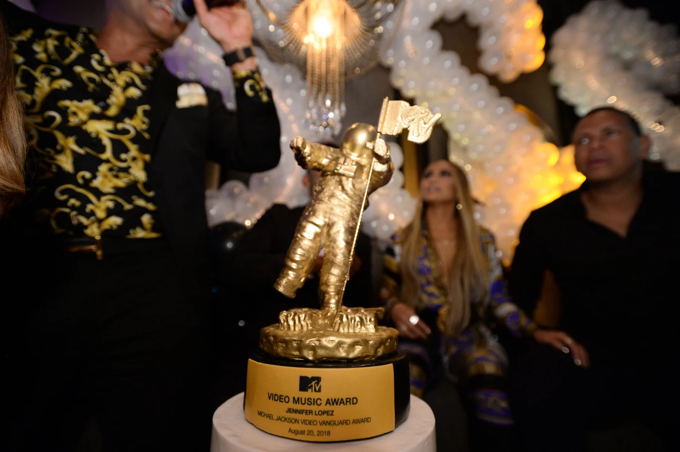 Nagroda specjalna Michael Jackson Video Vanguard Award, a w tle jej tegoroczna laureatka, Jennifer Lopez Nagroda specjalna Michael Jackson Video Vanguard Award, a w tle jej tegoroczna laureatka, Jennifer Lopez