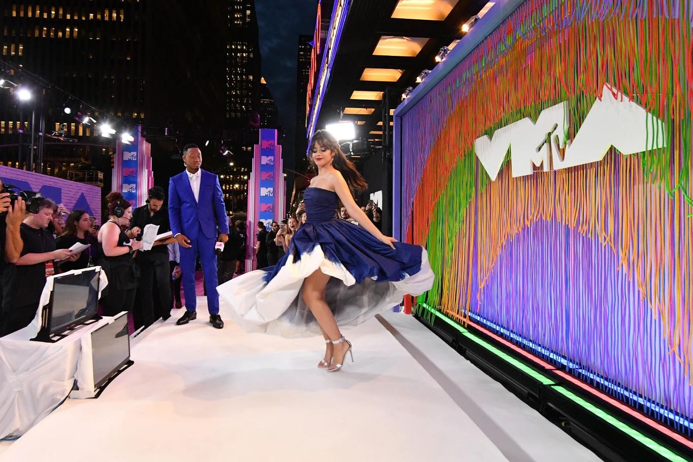 Camila Cabello w drodze na galę. Może przeczuwała, że ceremonii nie opuści z pustymi rękoma... Camila Cabello w drodze na galę. Może przeczuwała, że ceremonii nie opuści z pustymi rękoma...