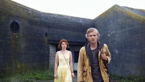 Jessie Buckley i Johnny Flynn w scenie z "Pod ciemnymi gwiazdami"