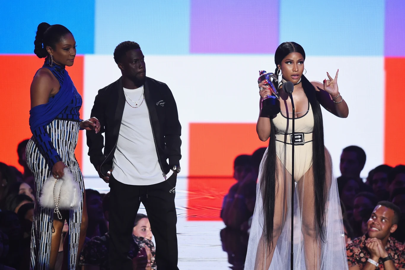 Nicki Minaj na scenie w towarzystwie Tiffany Hadish i Kevina Harta Nicki Minaj na scenie w towarzystwie Tiffany Hadish i Kevina Harta