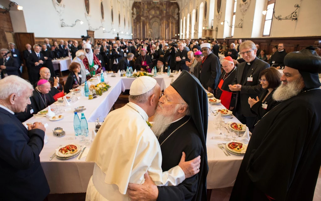 Papież Franciszek podczas uroczystego posiłku