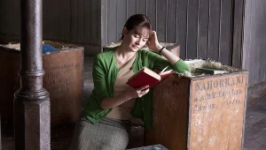 Emily Mortimer w scenie z "Księgarni z marzeniami"