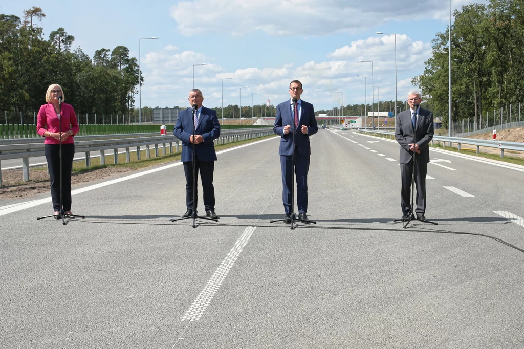 "Wreszcie nie będziemy mieli żadnych kompleksów, bo nasze drogi będą tak samo nowoczesne, jak drogi zachodniej i południowej Europy" - mówił w środę minister infrastruktury Andrzej Adamczyk, podczas otwarcia II etapu obwodnicy Puław.