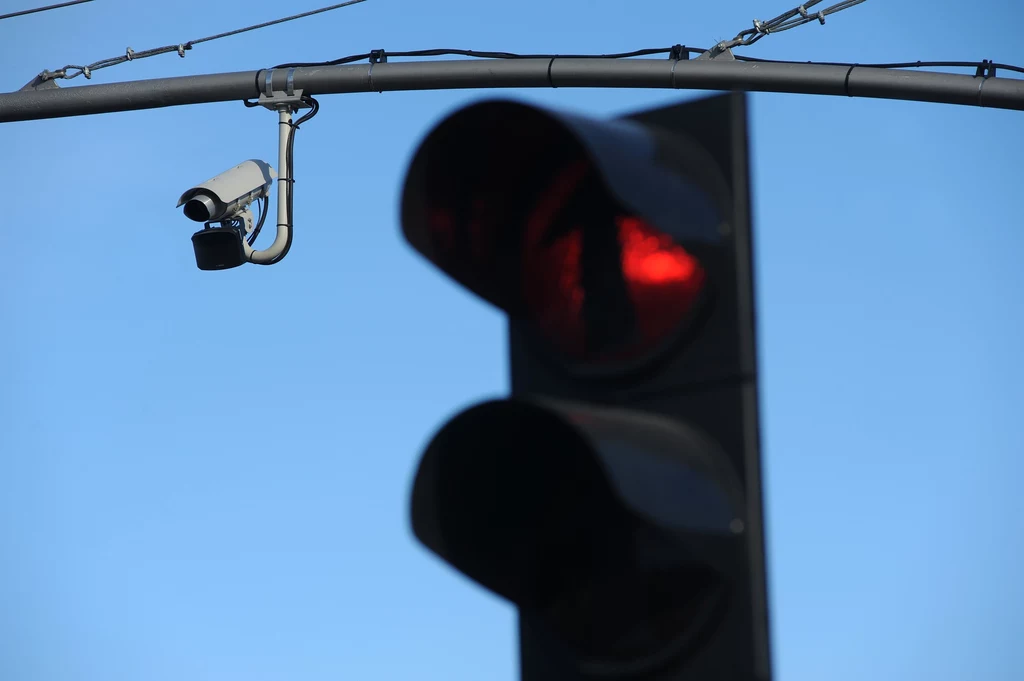 Sprawa dotyczy mandatów z fotoradarów za przejazd na czerwonym świetle