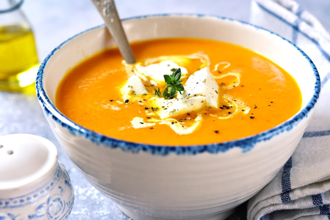 Zupa dyniowa będzie smakować jeszcze lepiej i będzie bardziej kremowa, jeśli dodasz do niej odrobinę ziemniaków z wczorajszego obiadu