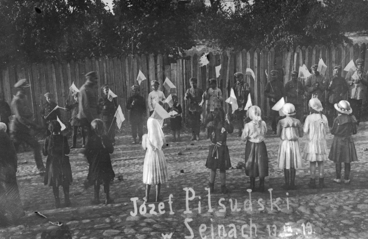 Sejneńskie dzieci witają Naczelnika Państwa Józefa Piłsudskiego