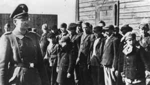 Apel w niemieckim obozie dla polskich dzieci w Łodzi